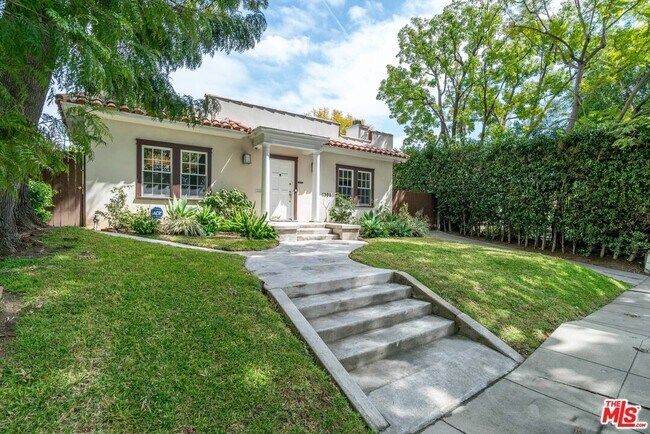 1308 N Genesee Ave in Los Angeles, CA - Building Photo - Building Photo