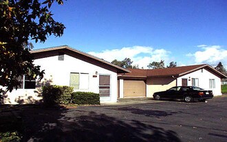 170-182 Horn Ave in Petaluma, CA - Building Photo