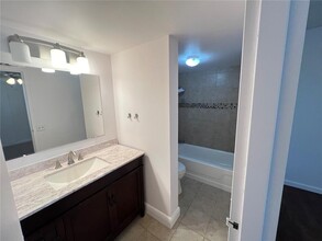 8380 Sands Point Blvd, Unit J208 in Tamarac, FL - Building Photo - Building Photo