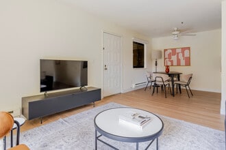 1600 Villa St in Mountain View, CA - Foto de edificio - Building Photo