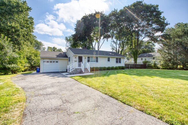 16 Lloyd Rd in Norwalk, CT - Building Photo - Building Photo