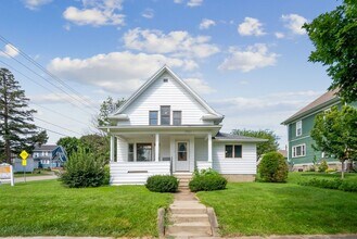 1721 Clay St in Cedar Falls, IA - Building Photo - Building Photo