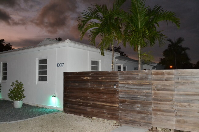 1007 NE 113th St, Unit S in Biscayne Park, FL - Building Photo - Building Photo