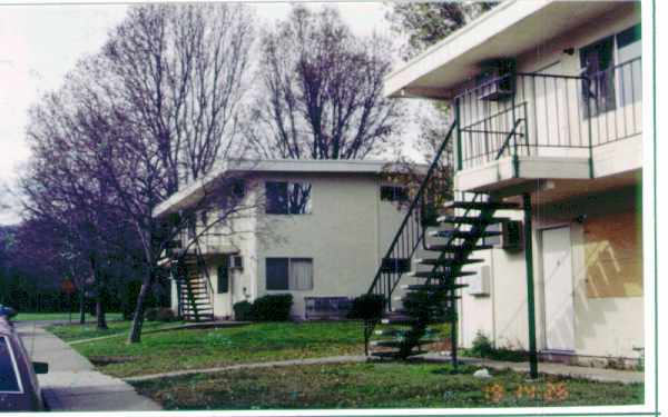 490 West Monte Vista in Vacaville, CA - Building Photo