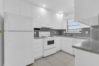 200 Jacaranda Country Club Dr in Plantation, FL - Building Photo - Building Photo