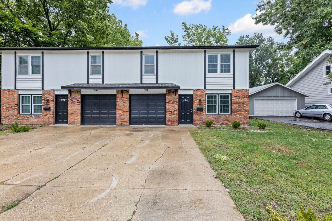 226 S Ridgeview Rd in Olathe, KS - Building Photo