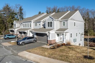 Highcroft Townhomes in Weatogue, CT - Building Photo