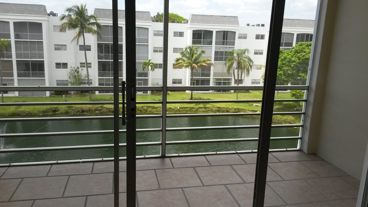 604 NE 2nd St, Unit 418 in Dania Beach, FL - Foto de edificio