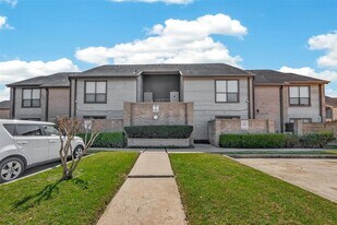 8483 Sands Point Dr in Houston, TX - Building Photo