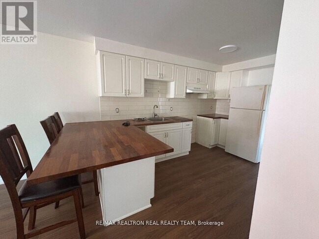 1129 Cannon St E in Hamilton, ON - Building Photo - Building Photo