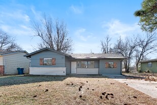 1304 Pinewood Ct in Midwest City, OK - Building Photo