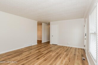 1628 Greenland Park Cir in Shelbyville, KY - Building Photo - Building Photo