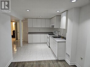 21 Wayne Nicol Dr in Brampton, ON - Building Photo - Building Photo