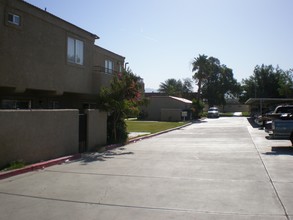 Royal Garden Apartments in Indio, CA - Building Photo - Building Photo