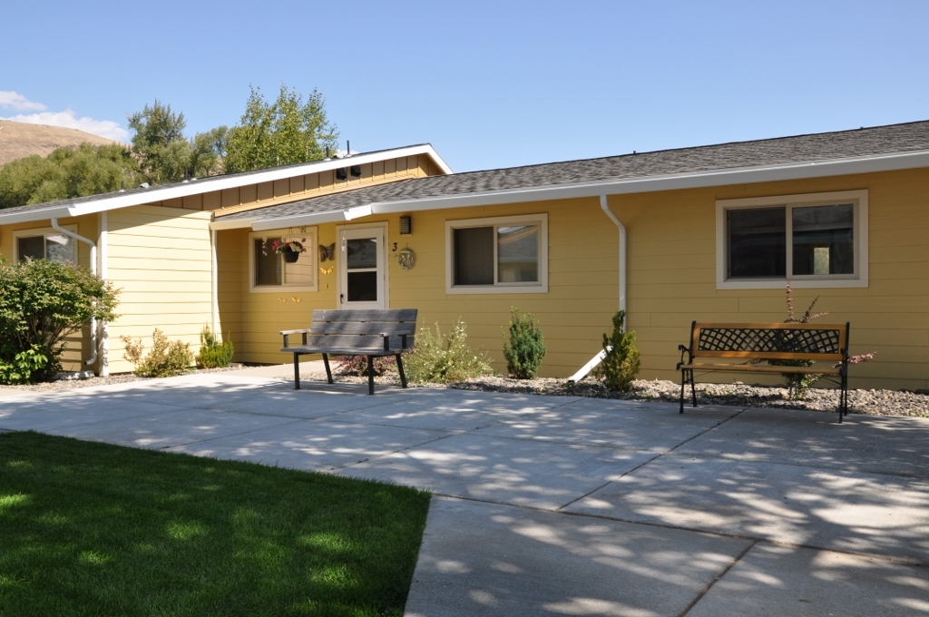 Leisure Way Apartments in Wallowa, OR - Building Photo