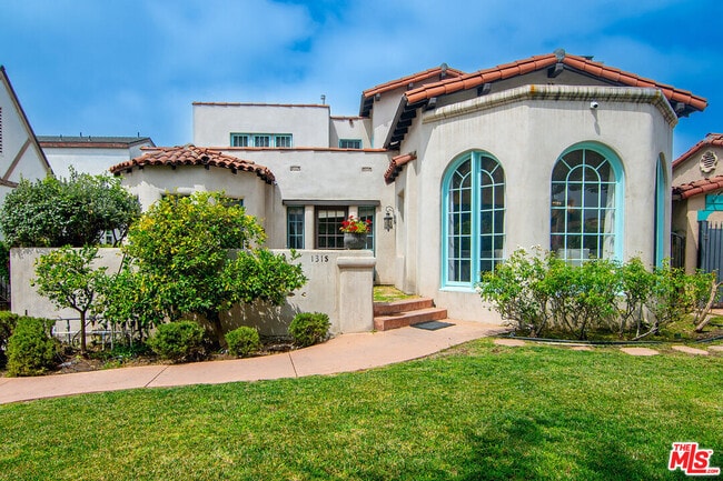 131 S Martel Ave in Los Angeles, CA - Building Photo - Building Photo
