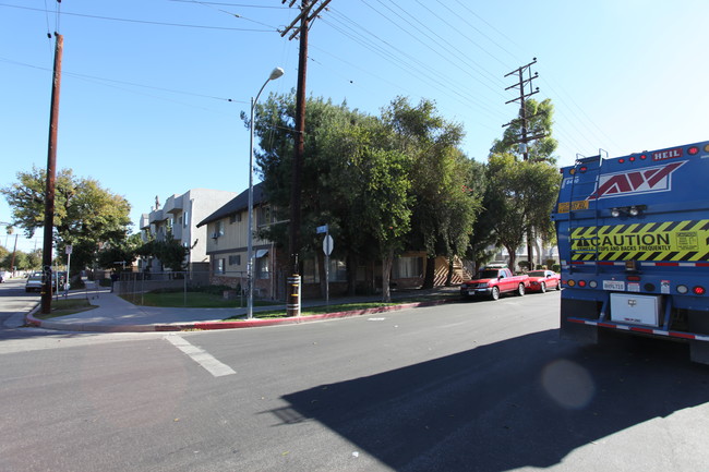 7356 Eton Ave in Canoga Park, CA - Building Photo - Building Photo