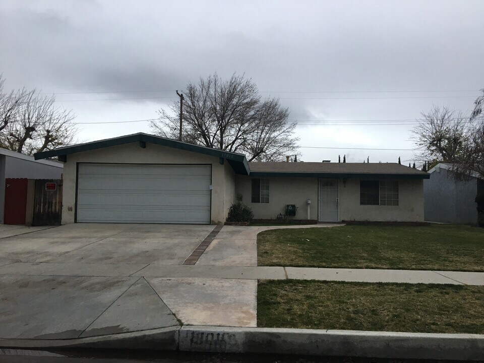 19010 Wellhaven St in Santa Clarita, CA - Building Photo