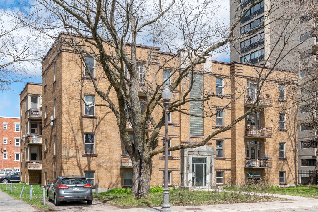 390 Grande Allée W in Québec, QC - Building Photo