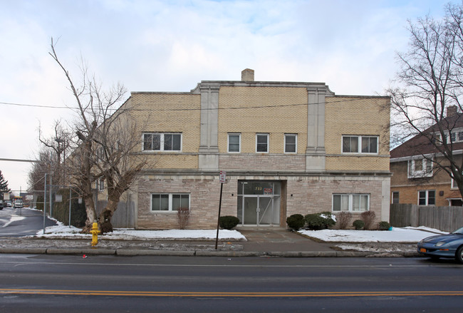 733 Portland Ave in Rochester, NY - Foto de edificio - Building Photo