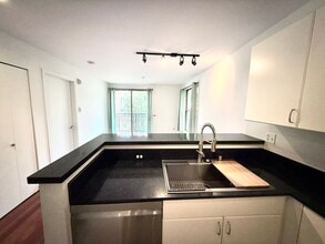 1323 Boren Ave, Unit 406 in Seattle, WA - Building Photo - Building Photo