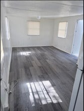 215 Weeks Rd in Cleburne, TX - Foto de edificio - Building Photo