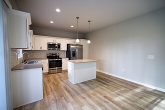 4728 NW 167th St in Urbandale, IA - Building Photo - Building Photo