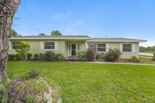 6142 Donegal W in Lakeland, FL - Building Photo