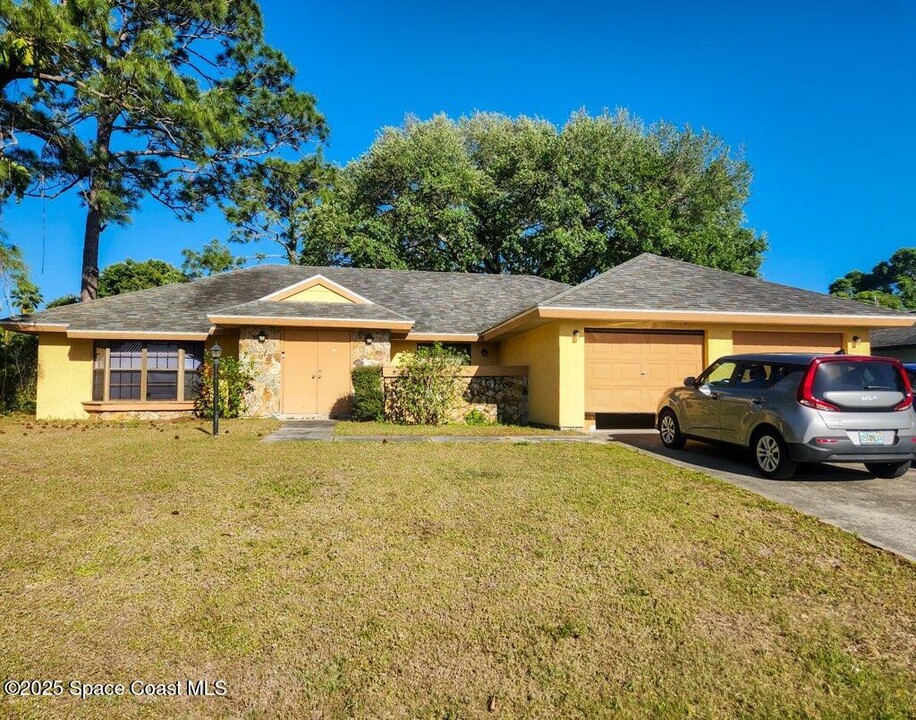 1345 Coral Reef Ave NW in Palm Bay, FL - Building Photo