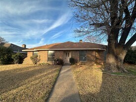 305 Marriott Ln in Garland, TX - Building Photo