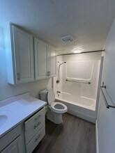 7290 W Dean Rd in Milwaukee, WI - Foto de edificio - Building Photo