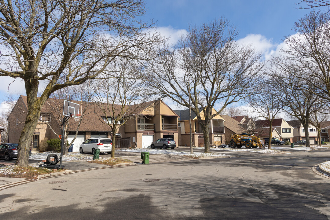 12 Roughfield Cres in Toronto, ON - Building Photo