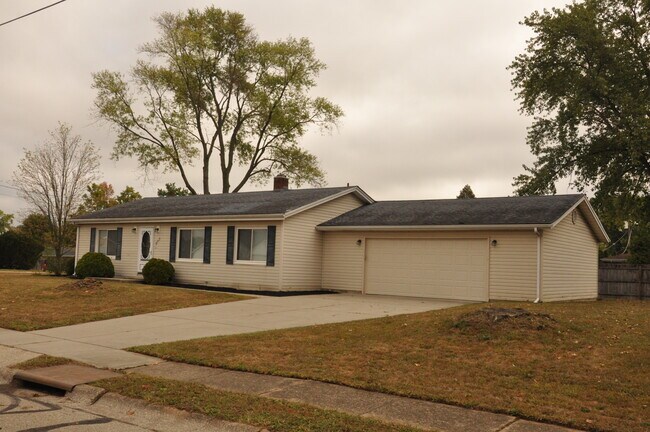 900 Franora Dr in Trenton, OH - Foto de edificio - Building Photo