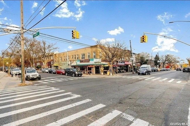 45-01 Ditmars Blvd, Unit 2R in Queens, NY - Building Photo - Building Photo