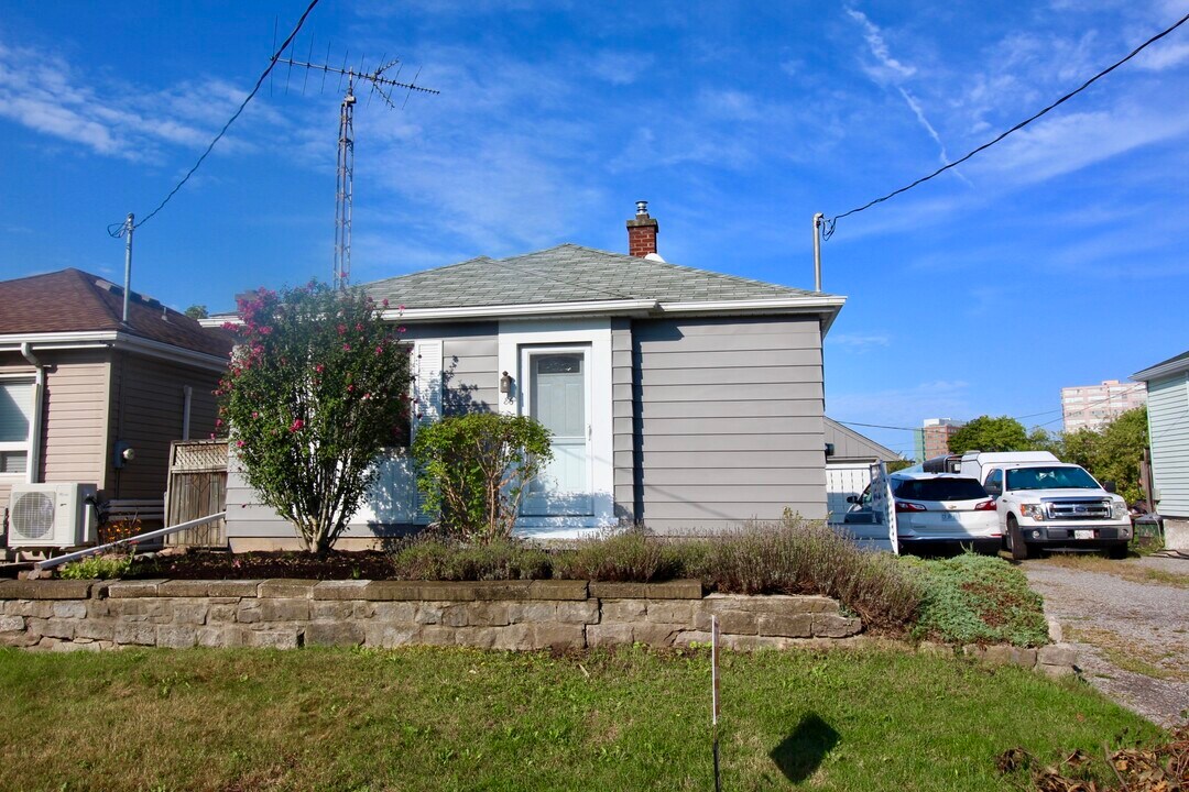 86 Argyle Crescent in St Catharines, ON - Building Photo