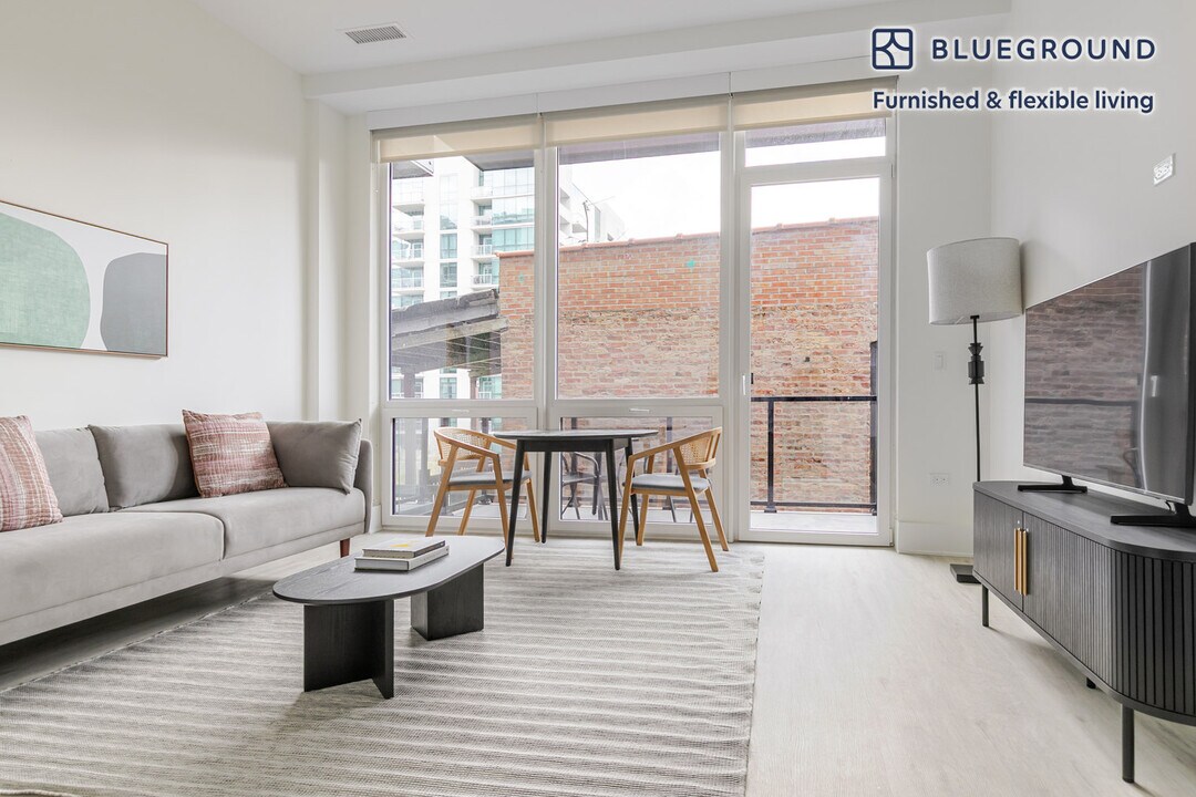812 W Adams St in Chicago, IL - Building Photo