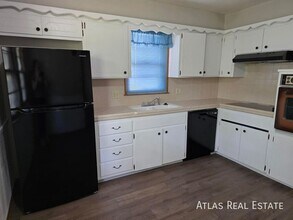 8424 Travis Ln in Overland Park, KS - Building Photo - Building Photo