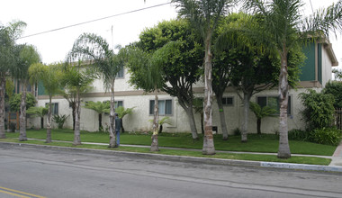 Sea Breeze Apartments in El Segundo, CA - Building Photo - Building Photo