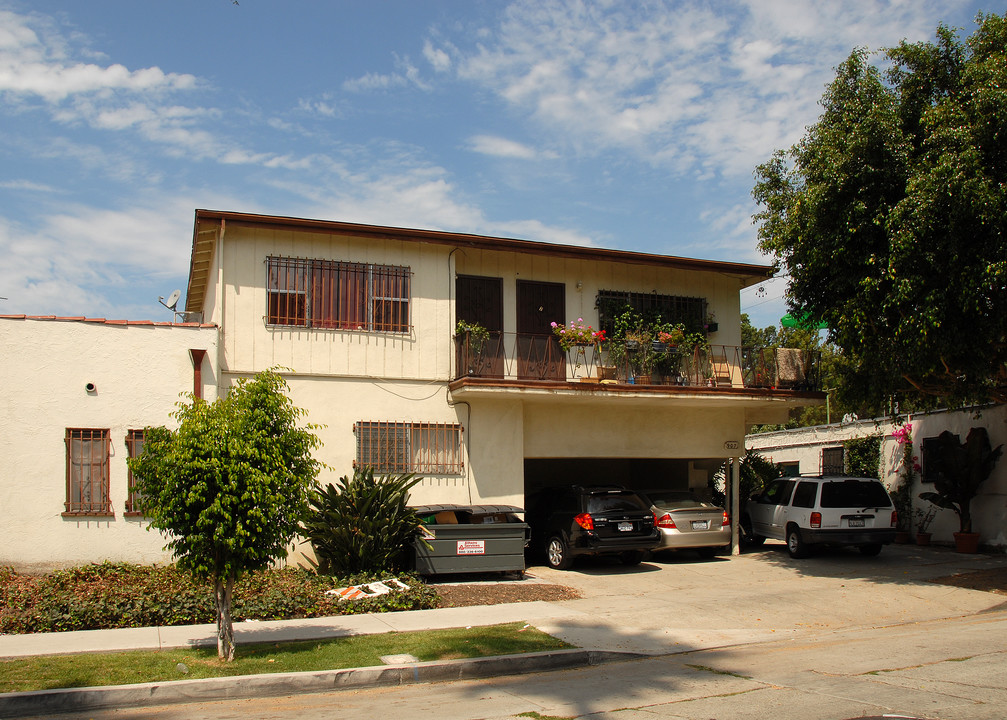 907 N Poinsettia Pl in Los Angeles, CA - Building Photo