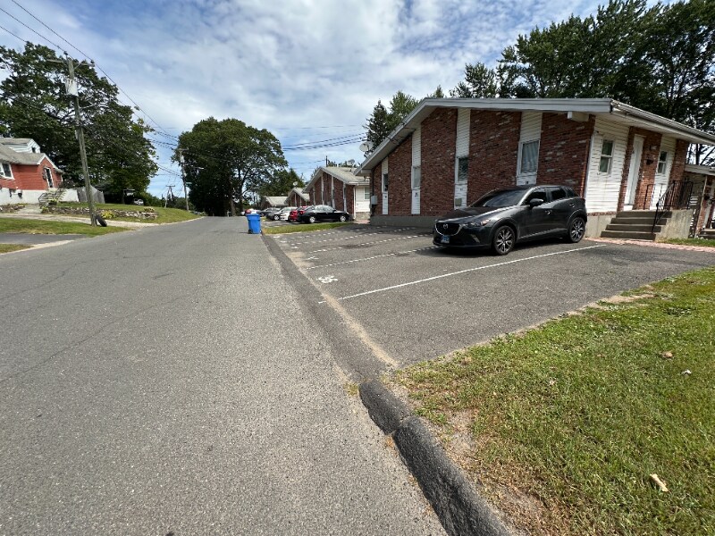 40 Whitewood Rd in Waterbury, CT - Building Photo
