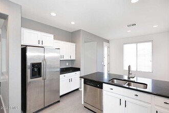 36840 W Oliveto Ave in Maricopa, AZ - Foto de edificio - Building Photo