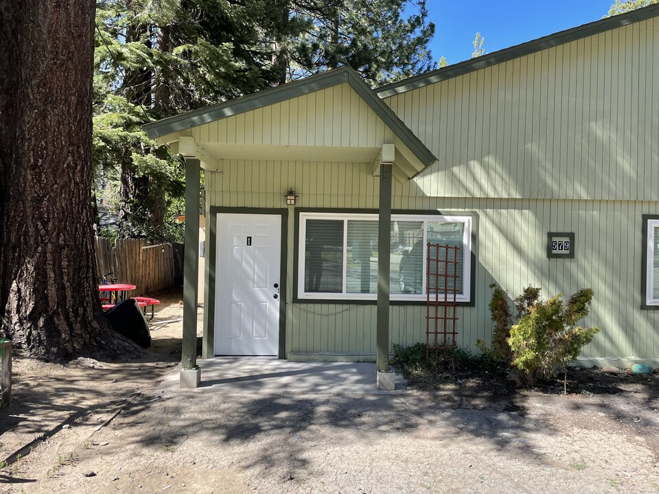 579 James Ave, Unit 3 in South Lake Tahoe, CA - Foto de edificio