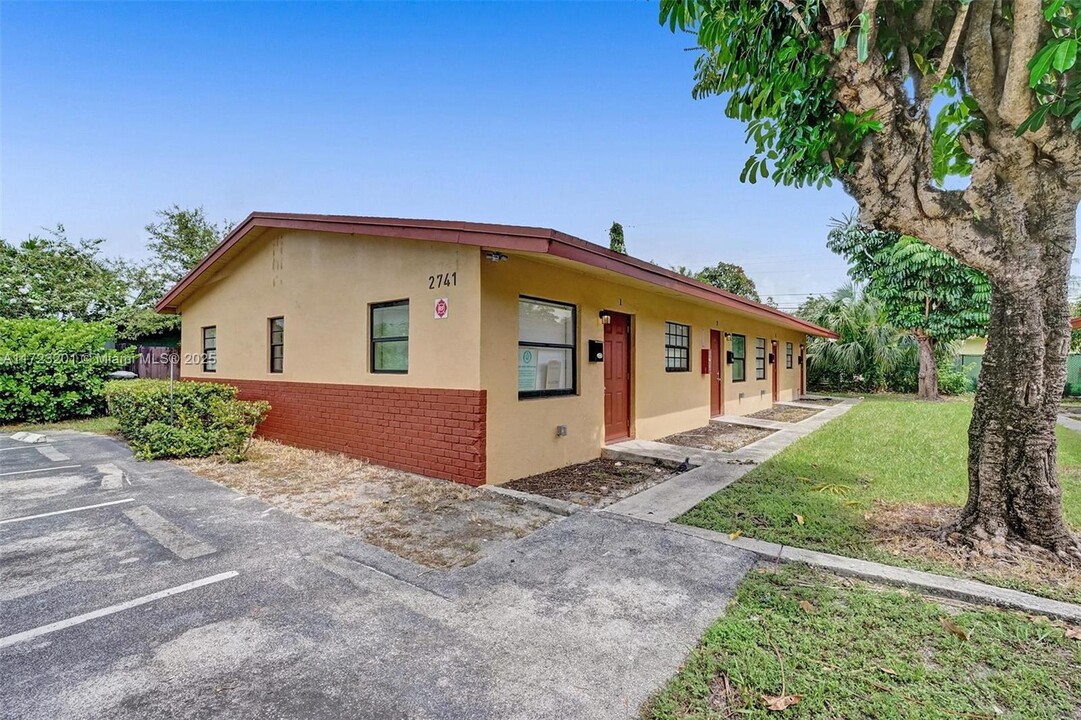 2741 NW 1st St in Pompano Beach, FL - Building Photo