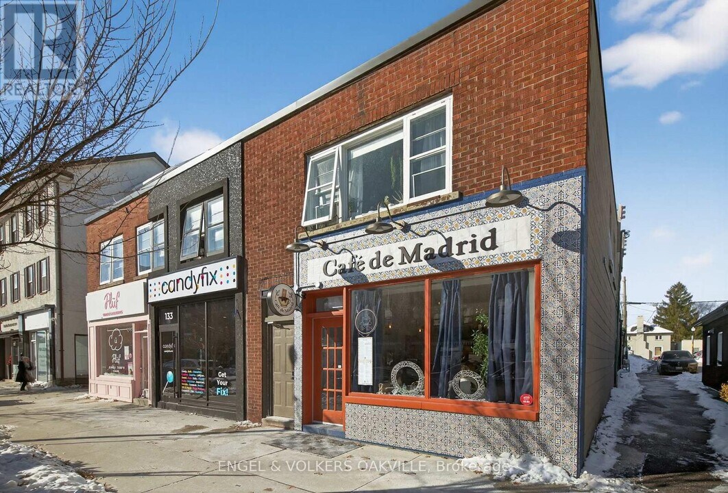 131 Lakeshore Rd E in Oakville, ON - Building Photo