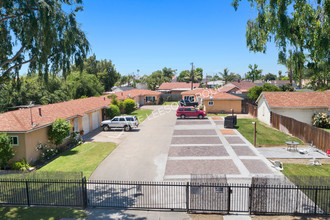 7805 Duchess Dr in Whittier, CA - Foto de edificio - Primary Photo