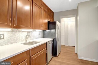 3800 Fairfax Dr, Unit 1711 in Arlington, VA - Building Photo - Building Photo