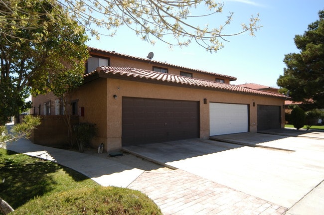 1728 W Avenue J-15 in Lancaster, CA - Building Photo - Building Photo