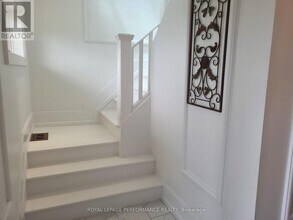 136 Glenncastle Dr in Ottawa, ON - Building Photo - Building Photo