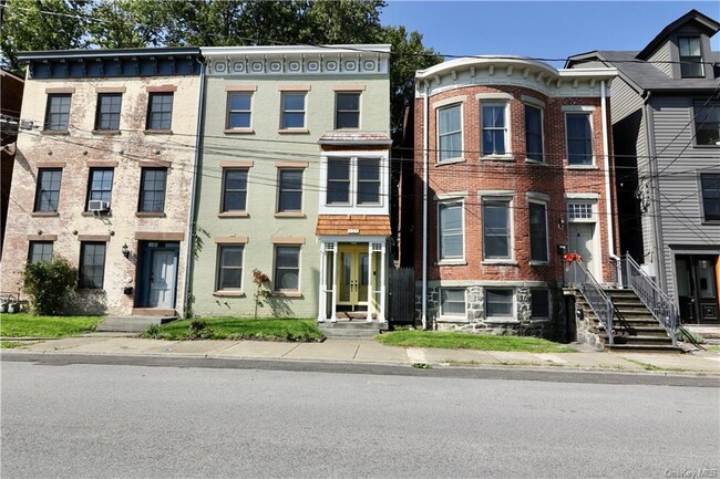 125 Montgomery St in Newburgh, NY - Building Photo - Building Photo