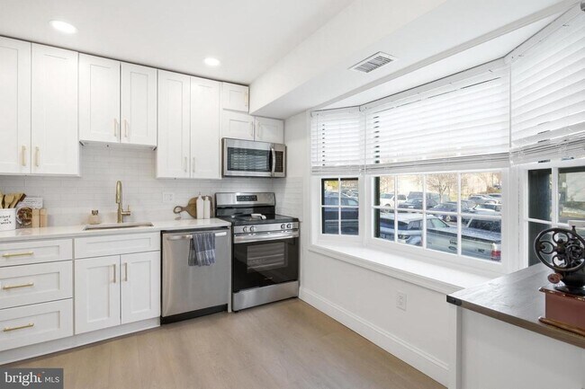 6449 Birch Leaf Ct in Burke, VA - Building Photo - Building Photo